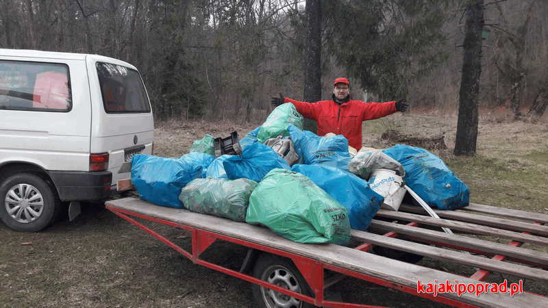 Zbieranie śmieci na brzegu Popradu.